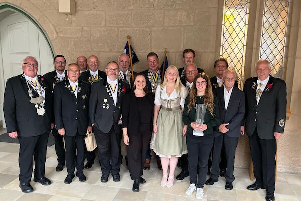 Ratsessen und Proklamation der ersten Gewinner